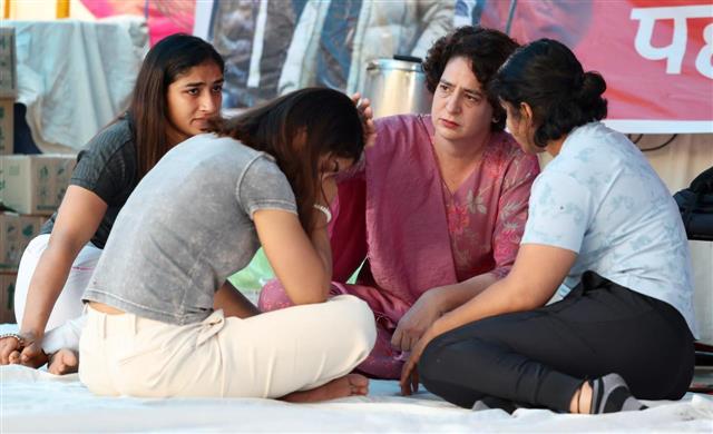 Priyanka Gandhi met the protesting wrestlers at Jantar Mantar