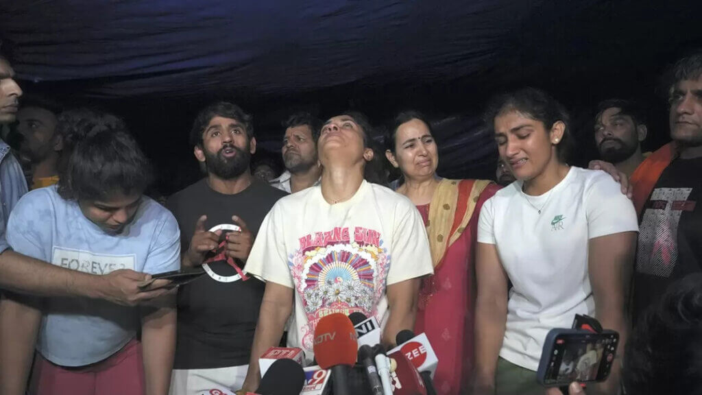 Protesting Wrestlers Assaulted By Delhi Police
