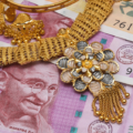 Indians Rush For Gold In Order To Change 2000 Rupee Notes